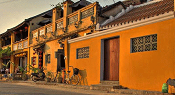 Hoi An au Vietnam avec la couleur jaune romantique